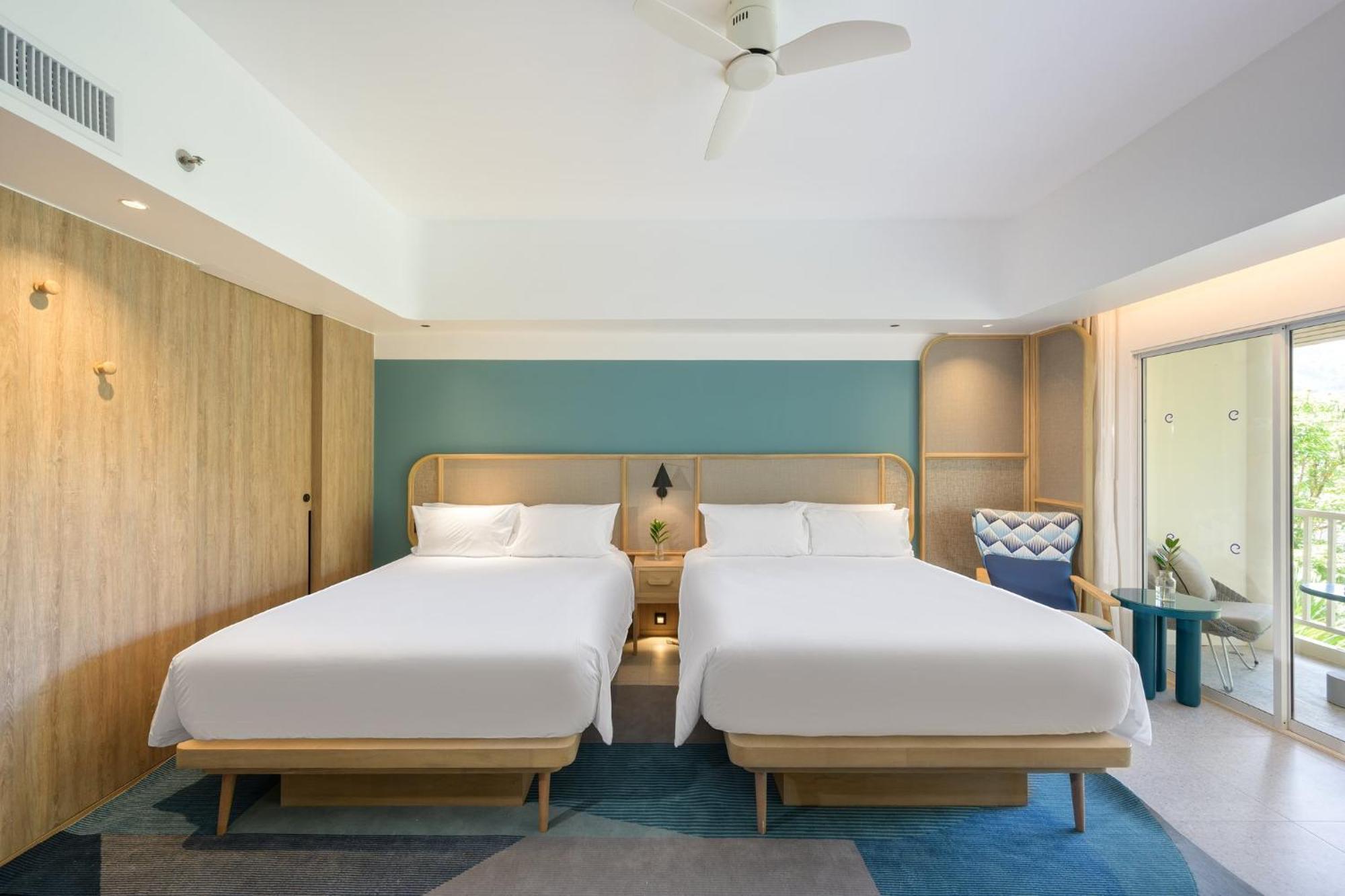 Deluxe Wohneinheit mit 2 Doppelbetten und Poolblick